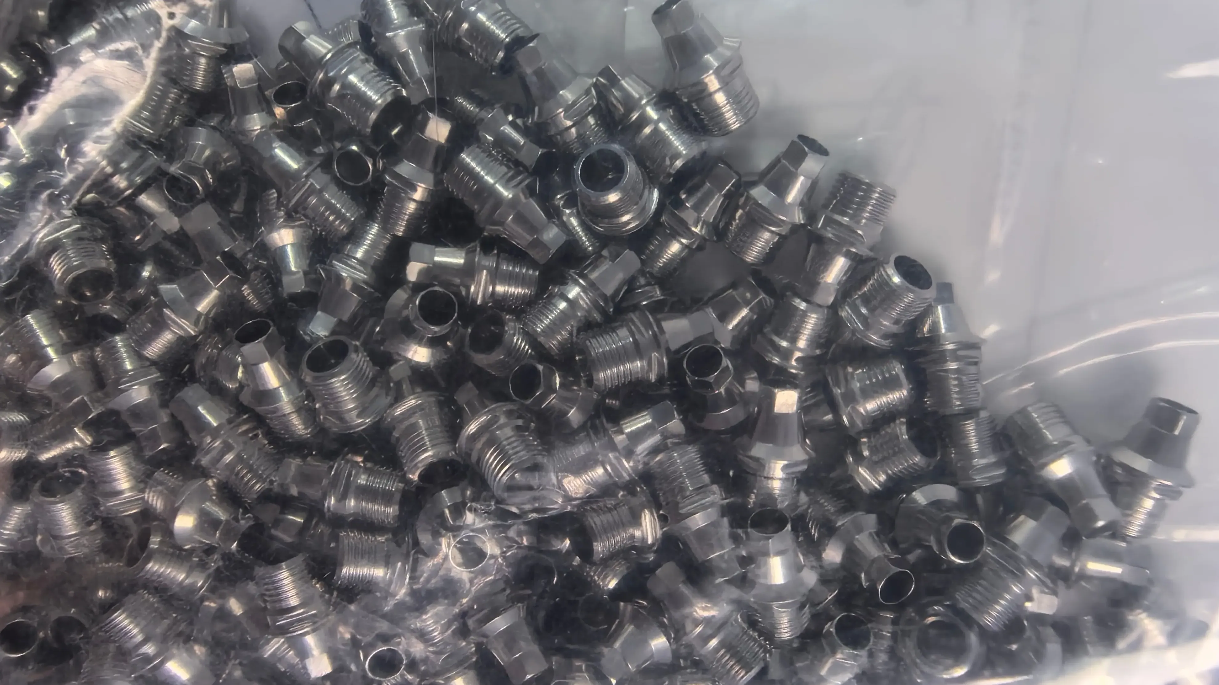 Quels mat&eacute;riaux sont utilis&eacute;s dans les implants dentaires ? Un guide complet sur le titane, la zircone et les biomat&eacute;riaux avanc&eacute;s